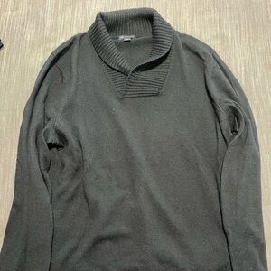 Men’s Large GAP Extra Fine Merino Wool Navy Sweater. Smoke free home.